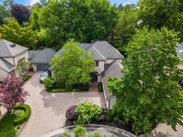 6 Lyonsgate Road, Bexley, OH 43209