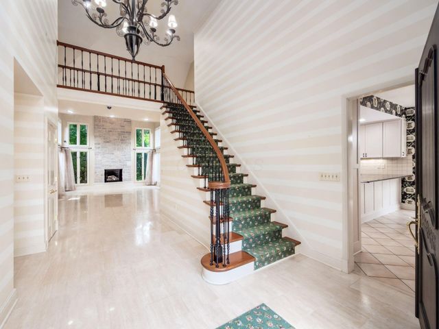 6 Lyonsgate Road, Bexley, OH 43209