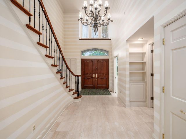 6 Lyonsgate Road, Bexley, OH 43209