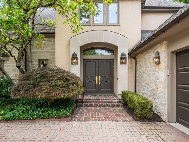 6 Lyonsgate Road, Bexley, OH 43209