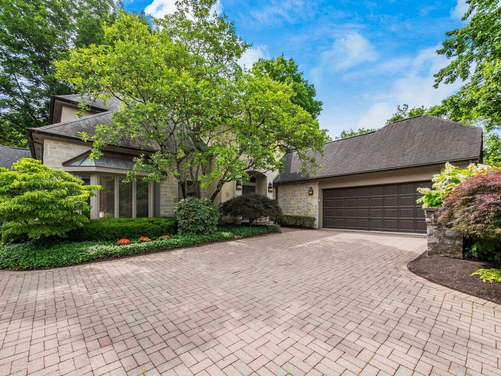 6 Lyonsgate Road, Bexley, OH 43209