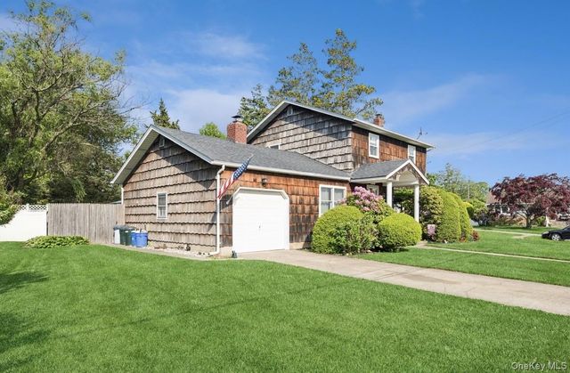 11 Lincoln Court, Copiague, NY 11726