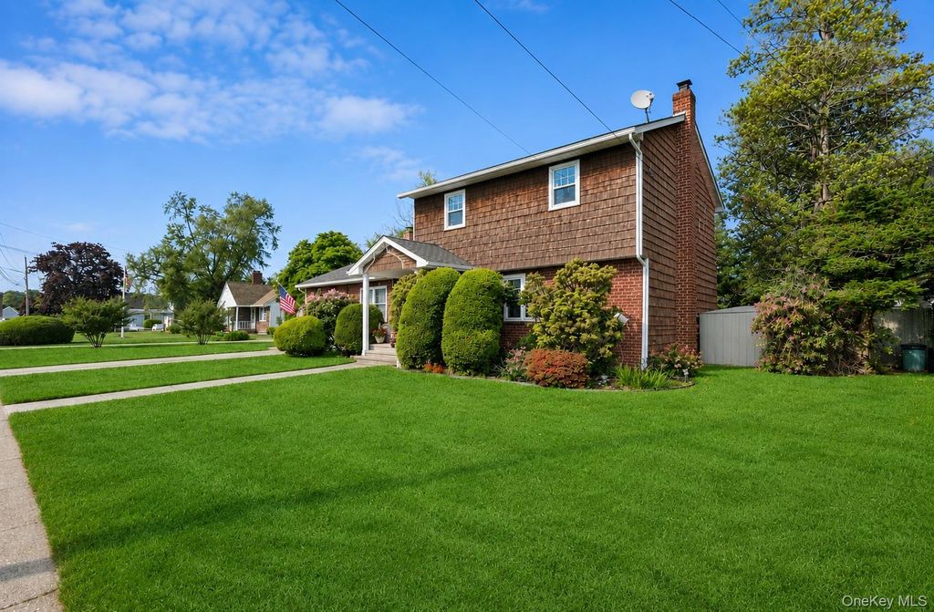 11 Lincoln Court, Copiague, NY 11726