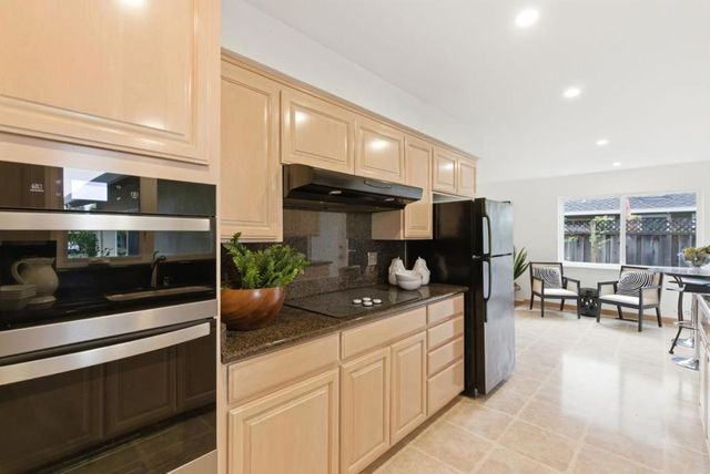 1090 Baker Court, Sunnyvale, CA 94087