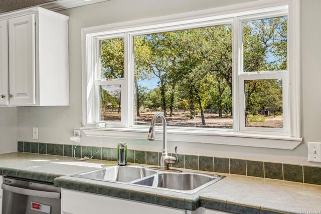 177 Longhorn Rd, Stockdale, TX 78160