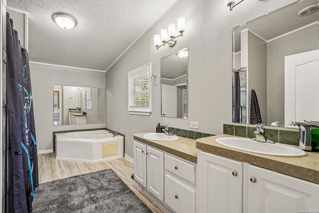 177 Longhorn Rd, Stockdale, TX 78160