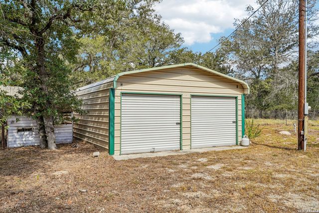 177 Longhorn Rd, Stockdale, TX 78160