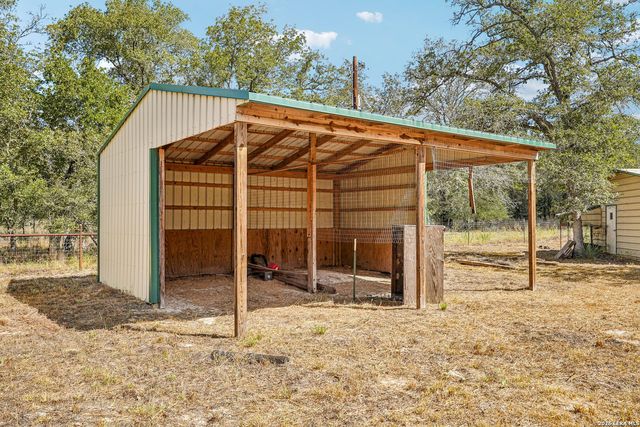 177 Longhorn Rd, Stockdale, TX 78160