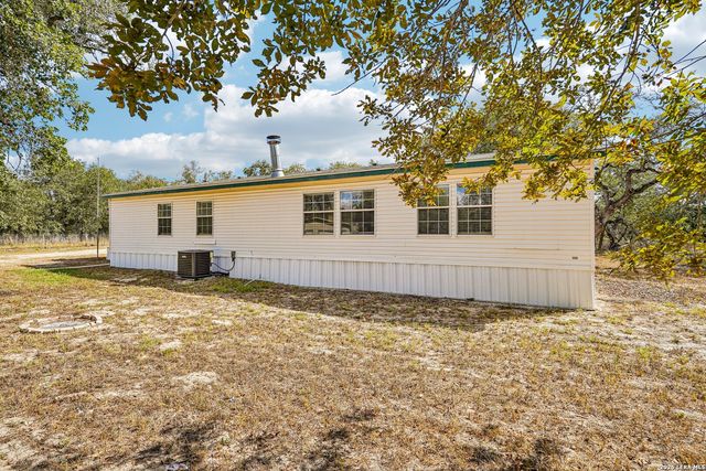 177 Longhorn Rd, Stockdale, TX 78160