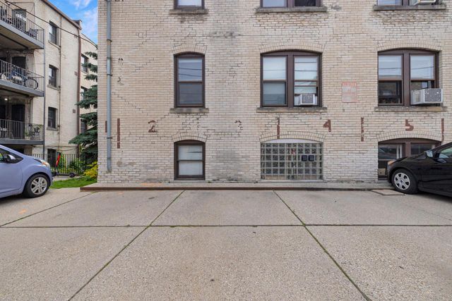 2537 N Downer AVENUE #15, Milwaukee, WI 53211