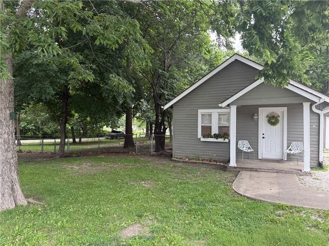6 S 3rd Street, Louisburg, KS 66053