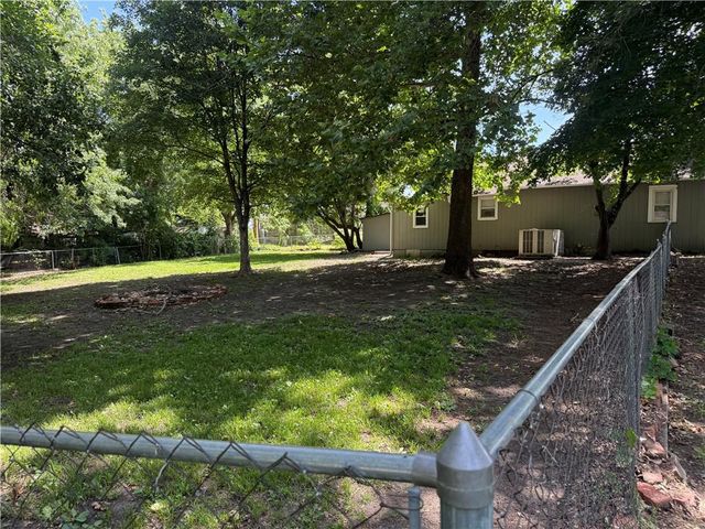6 S 3rd Street, Louisburg, KS 66053