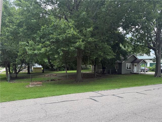 6 S 3rd Street, Louisburg, KS 66053