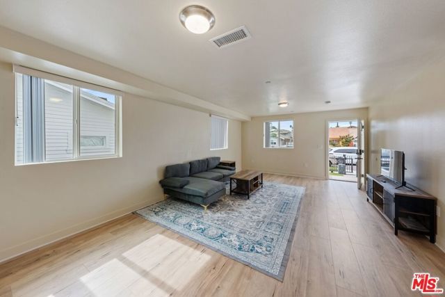 5912 S Flower Street, Los Angeles, CA 90003