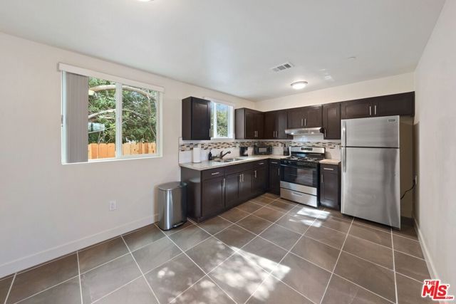 5912 S Flower Street, Los Angeles, CA 90003