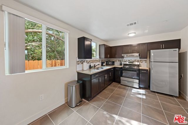 5912 S Flower Street, Los Angeles, CA 90003