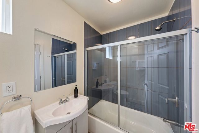 5912 S Flower Street, Los Angeles, CA 90003