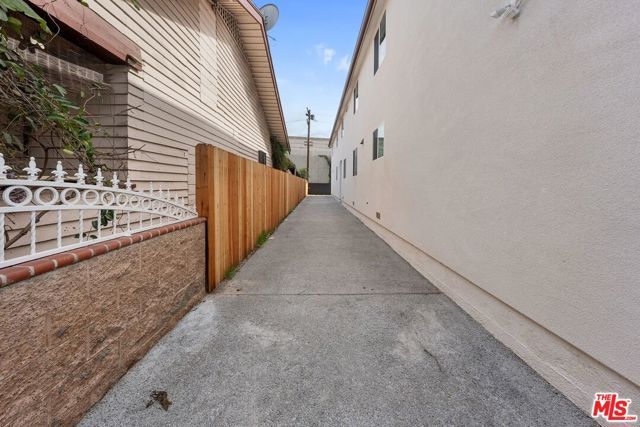 5912 S Flower Street, Los Angeles, CA 90003