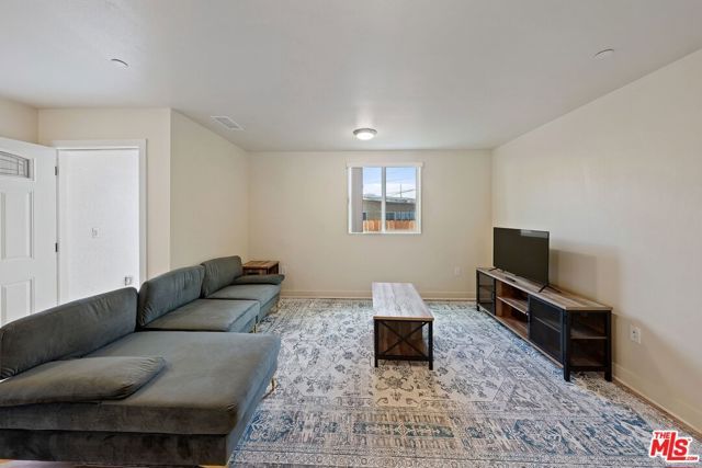 5912 S Flower Street, Los Angeles, CA 90003