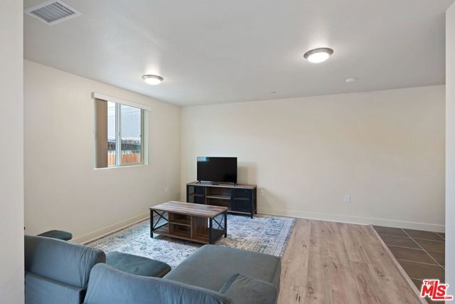 5912 S Flower Street, Los Angeles, CA 90003