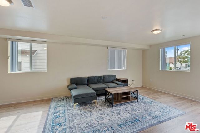 5912 S Flower Street, Los Angeles, CA 90003