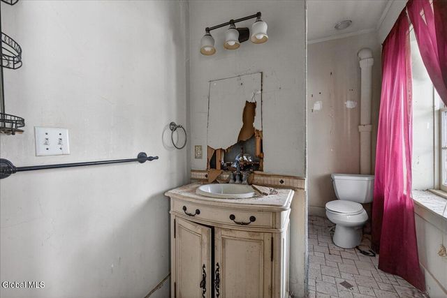 32 Front Street, Waterford, NY 12188