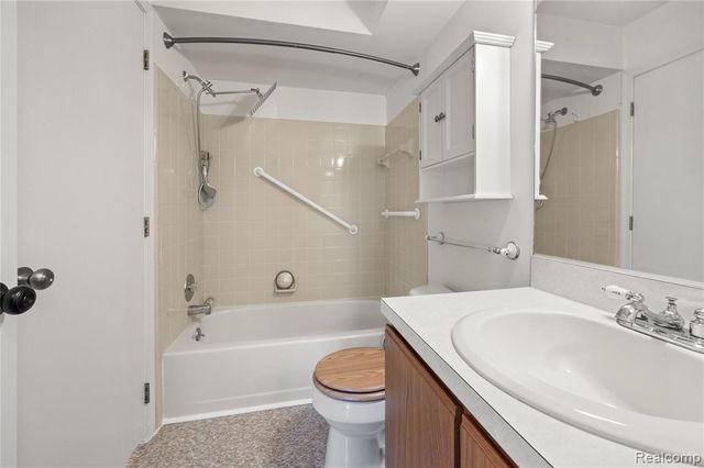 11830 Shenandoah Drive 4, South Lyon, MI 48178