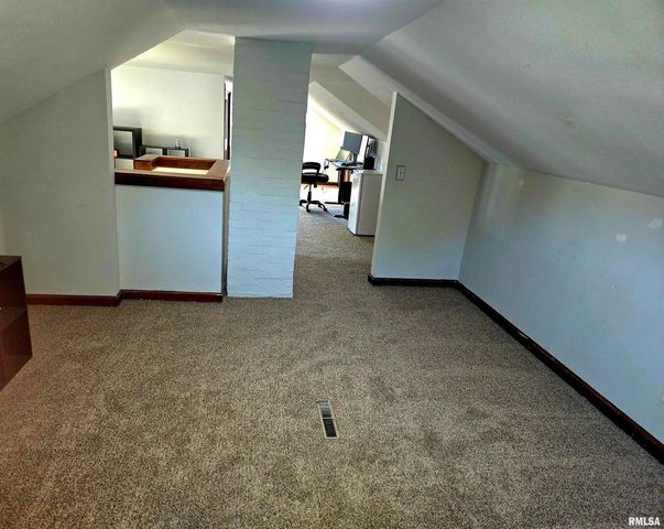 142 11TH Street, Silvis, IL 61282