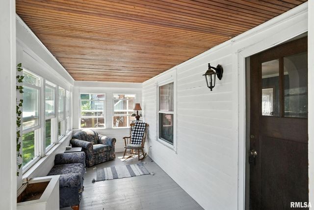 142 11TH Street, Silvis, IL 61282