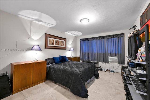 1240 14th St, Miami Beach, FL 33139