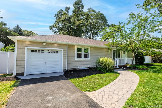 126 Holiday Boulevard, Center Moriches, NY 11934