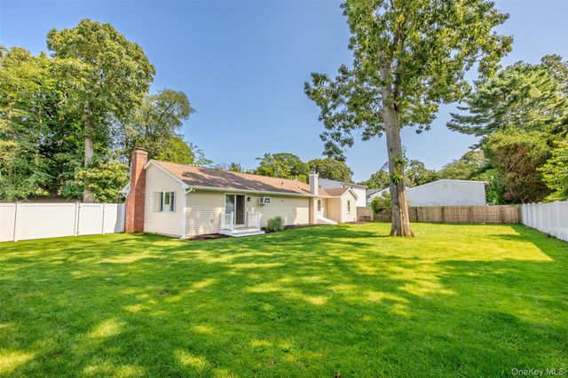 126 Holiday Boulevard, Center Moriches, NY 11934