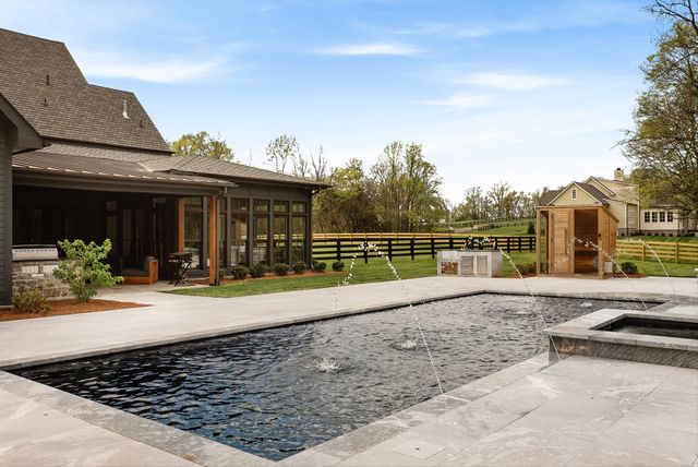 6904 Farm Path Ln, College Grove, TN 37046
