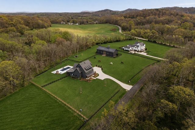 6904 Farm Path Ln, College Grove, TN 37046