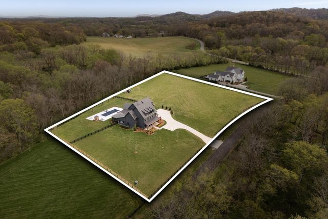 6904 Farm Path Ln, College Grove, TN 37046