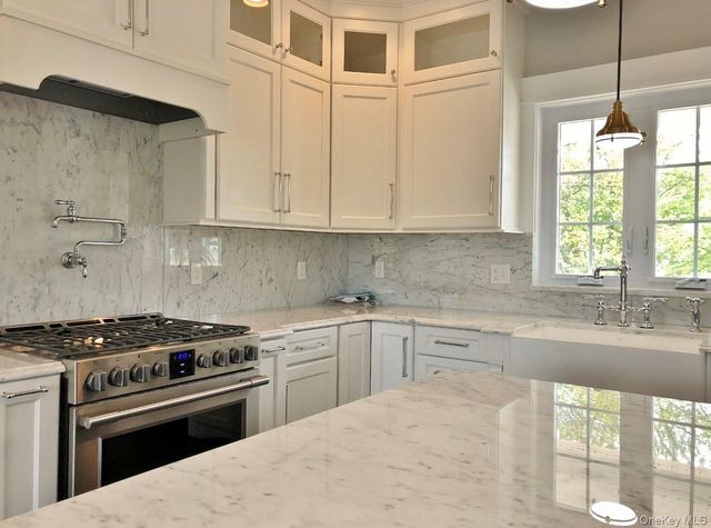 18 Sunset Lane, New Hampton, NY 10958