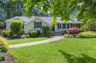 40 Quaker Path, Stony Brook, NY 11790