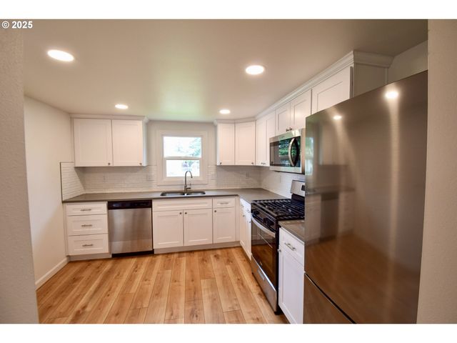 1123 Se 162ND Ave, Portland, OR 97233