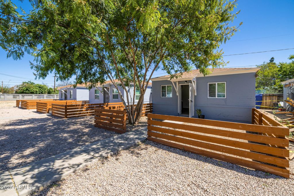 2425 W TURNEY Avenue, Phoenix, AZ 85015