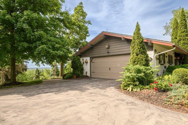 W215N5353 Ada COURT, Menomonee Falls, WI 53051