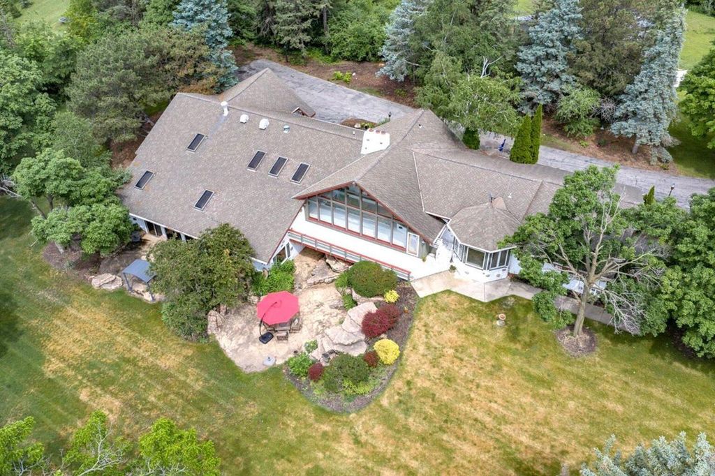 W215N5353 Ada COURT, Menomonee Falls, WI 53051