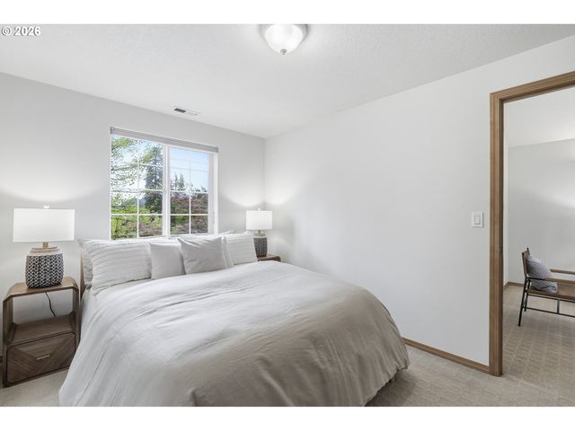 8702 Ne GLISAN St, Portland, OR 97220