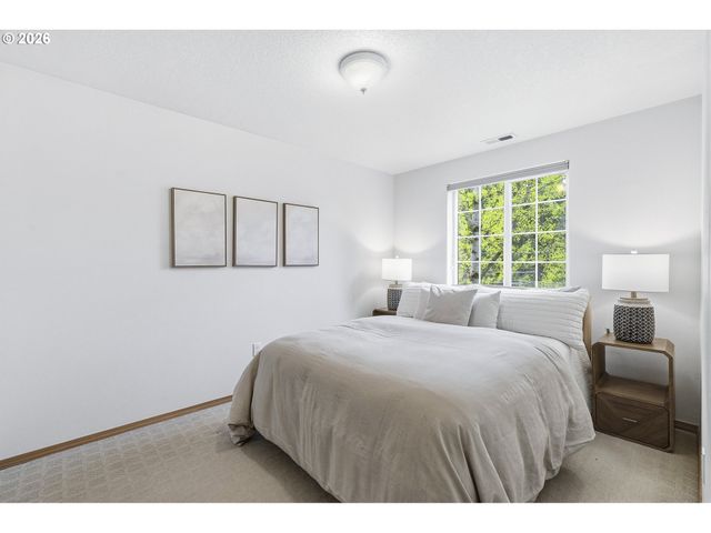 8702 Ne GLISAN St, Portland, OR 97220