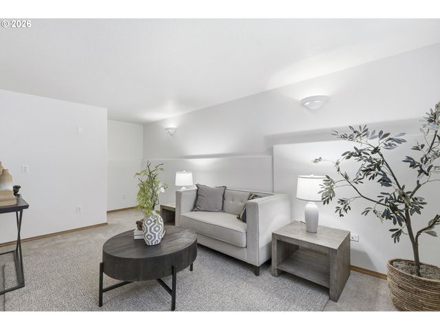 8702 Ne GLISAN St, Portland, OR 97220