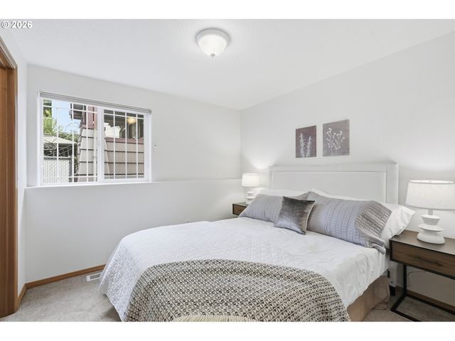 8702 Ne GLISAN St, Portland, OR 97220