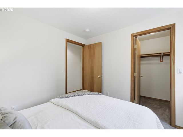 8702 Ne GLISAN St, Portland, OR 97220