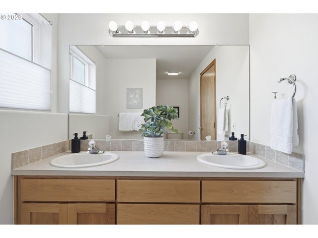 8702 Ne GLISAN St, Portland, OR 97220