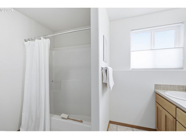 8702 Ne GLISAN St, Portland, OR 97220