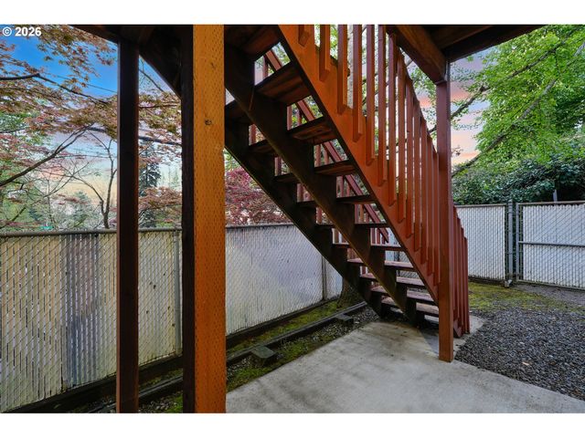 8702 Ne GLISAN St, Portland, OR 97220