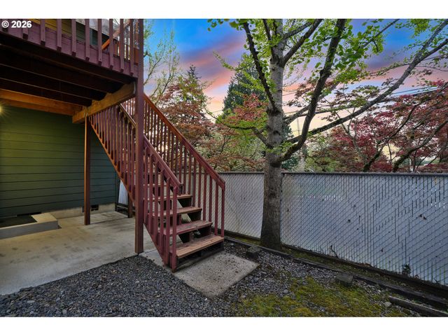 8702 Ne GLISAN St, Portland, OR 97220
